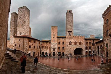 Piazza del Duomo a San Gimignano