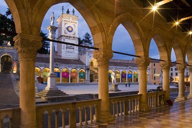 piazza libertà dalla loggia del lionello