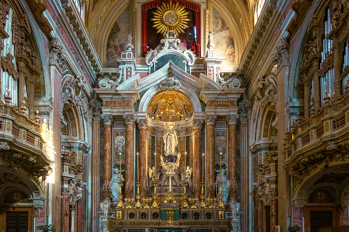 L'altare della Chiesa del Gesù Nuovo di Napoli