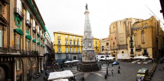 Chiesa e Piazza di San Domenico Maggiore a Napoli Chiesa e Piazza San Domenico Maggiore a Napoli