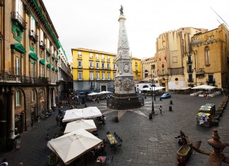 Chiesa e Piazza San Domenico Maggiore a Napoli