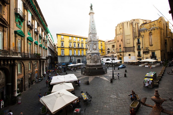 Chiesa e Piazza San Domenico Maggiore a Napoli