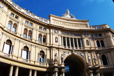 L'ingresso principale su Via San Carlo