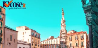 Chiesa e Piazza del Gesù a Napoli Piazza del Gesù a Napoli