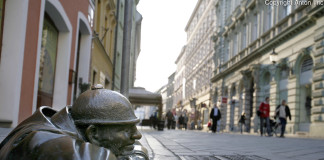 Le curiose statue in bronzo di Bratislava Le curiose statue in bronzo di Bratislava