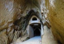 La Tomba di Virgilio e Leopardi, la Crypta neapolitana e la Chiesa di Piedigrotta La Crypta Neapolitana