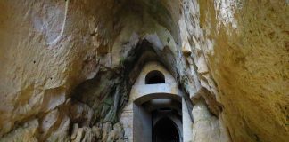 La Tomba di Virgilio e Leopardi, la Crypta neapolitana e la Chiesa di Piedigrotta La Crypta Neapolitana