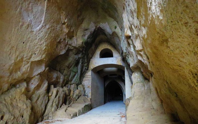 La Crypta Neapolitana