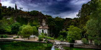 Fontaine-du-Vaucluse in Provenza