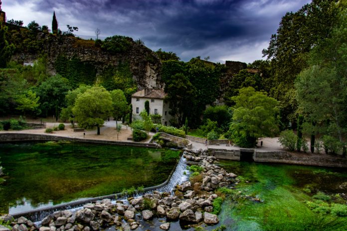 fontaine-du-vaucluse-panorama