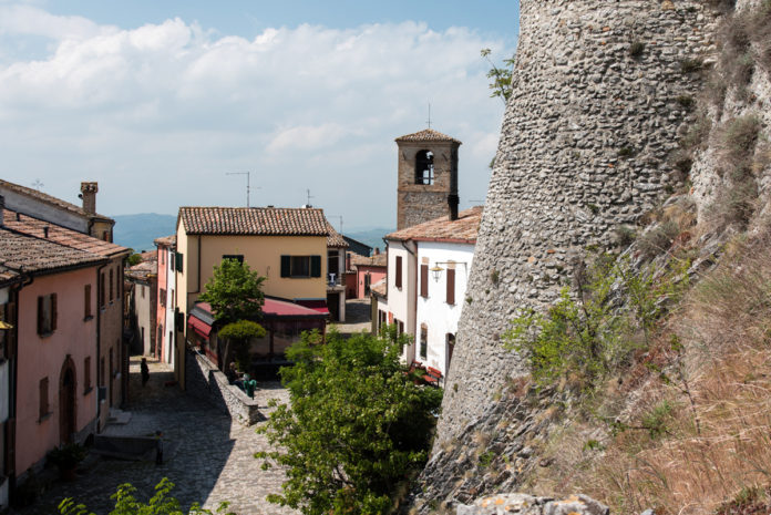 Il borgo e il Castello di Montebello