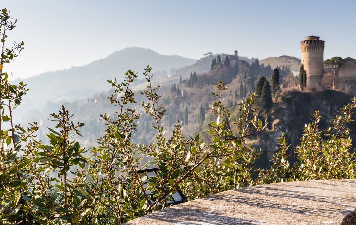 Il Santuario sullo sfondo