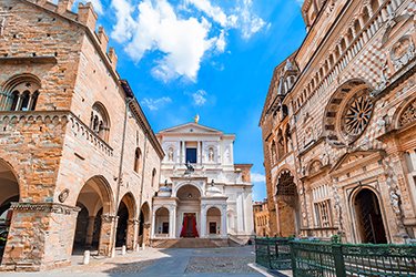 La chiesa di Santa Maria Maggiore con a sinistra Palazzo della Ragione e Chiesa di Sant'Alessandro.