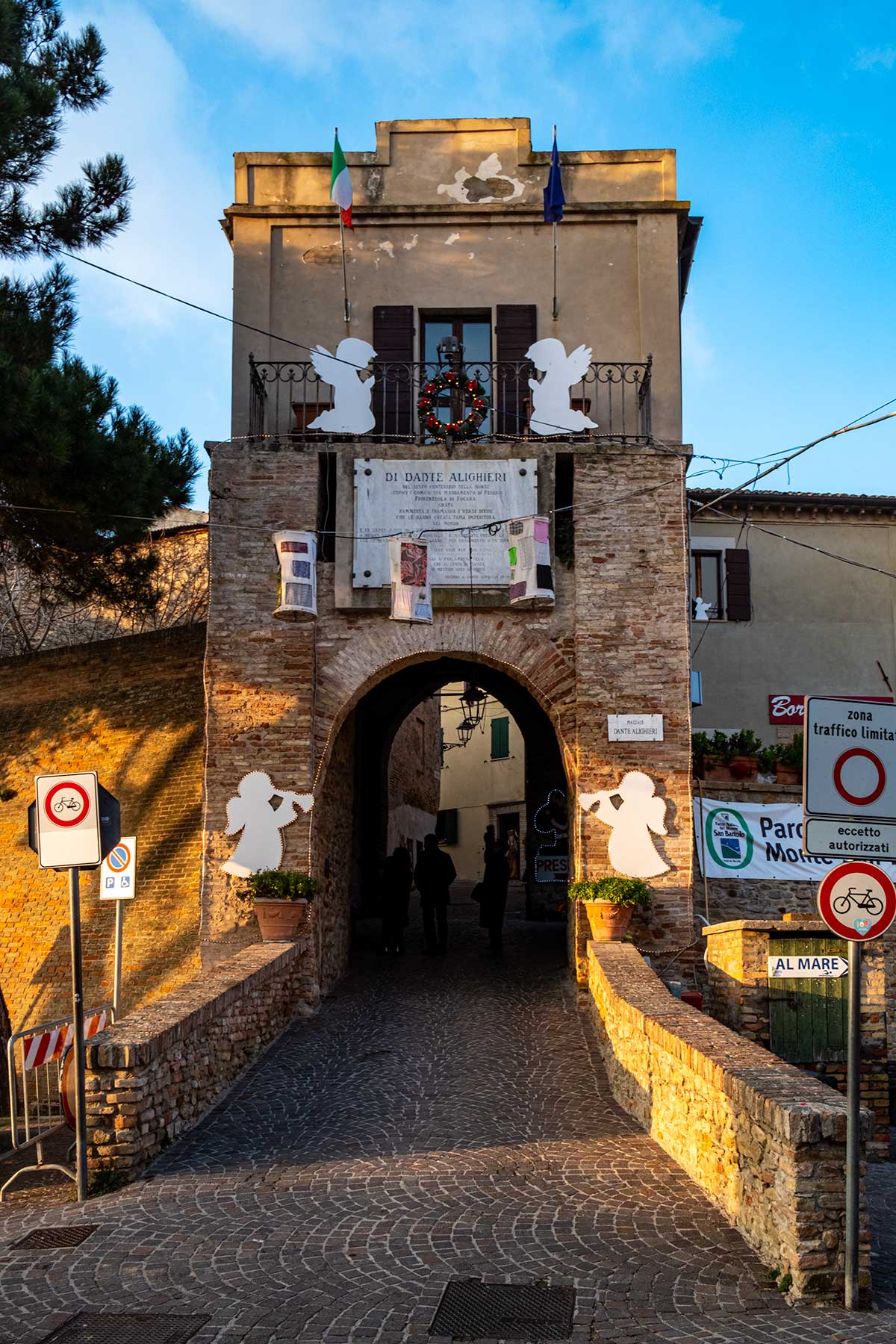 L'ingresso al borgo di Fiorenzuola di Focara