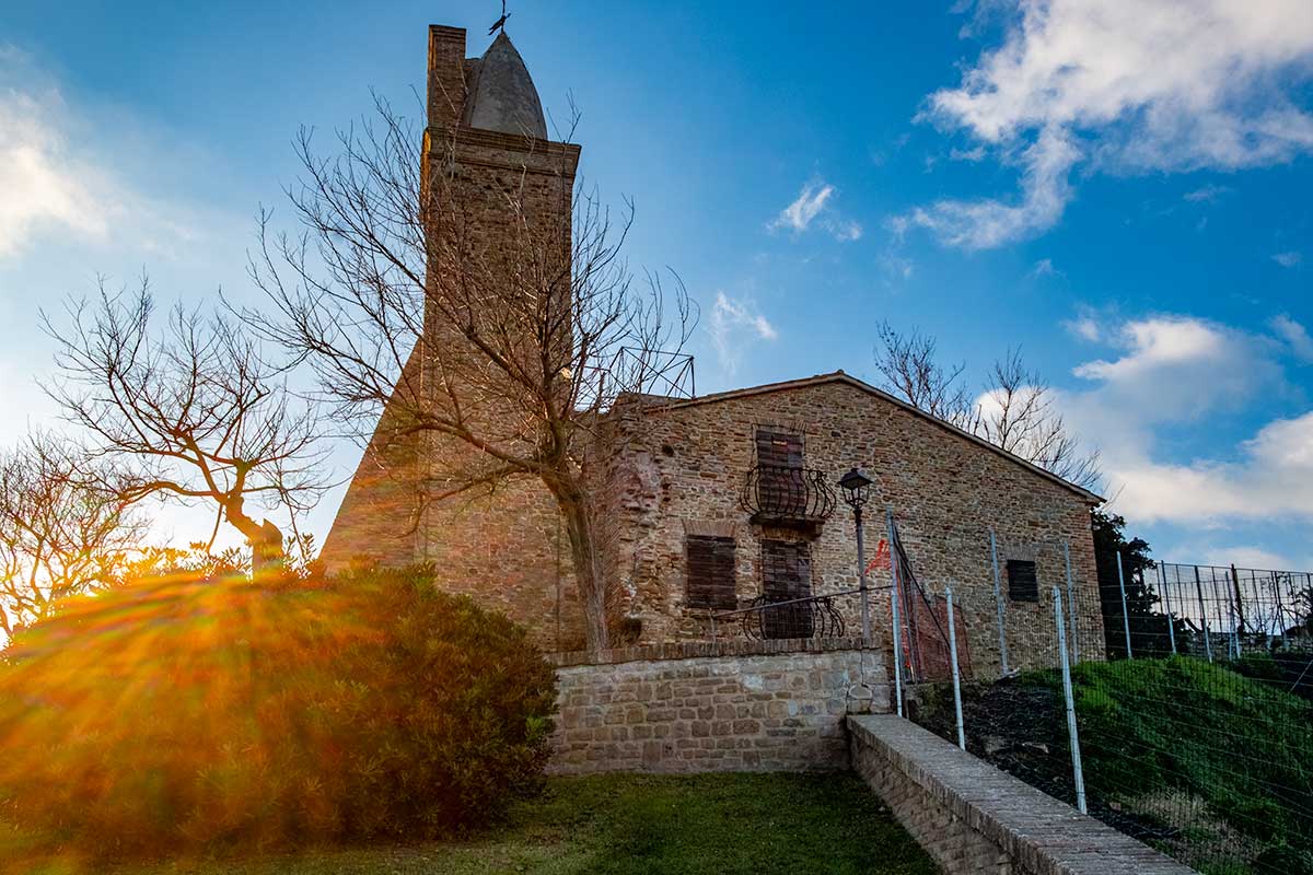 La chiesa di Sant'Andrea a Fiorenzuola di Focara