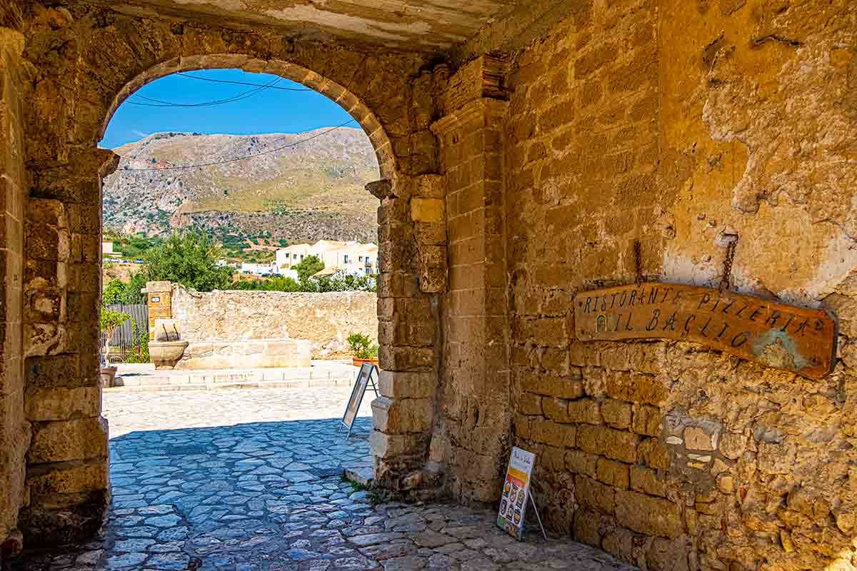L'arco di ingresso al baglio