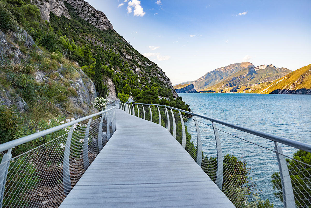 La pista ciclabile sospesa sul Garda