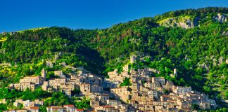 Il borgo di Pesche e il Santuario di Castelpetroso Il borgo di Pesche