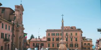 Cosa vedere a Tarquinia nel Lazio Cosa vedere a Tarquinia - Piazza Matteotti con la fontana