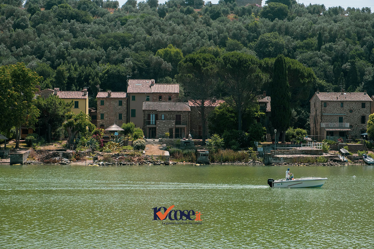 Il borgo antico di isola Maggiore visto dal Lago Trasimeno Il borgo antico di isola Maggiore visto dal Lago Trasimeno